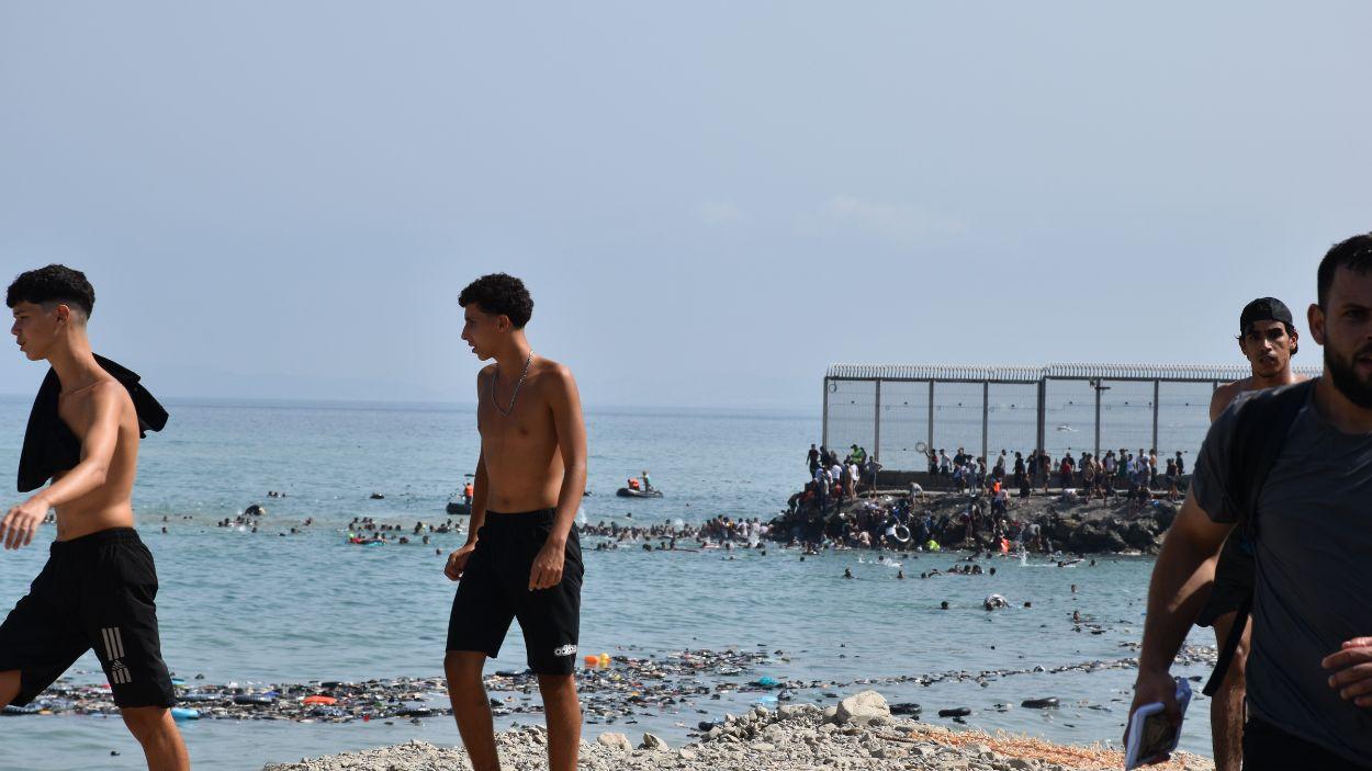 Varias personas cruzan la frontera, a 30 de julio de 2026, en Ceuta. EP.