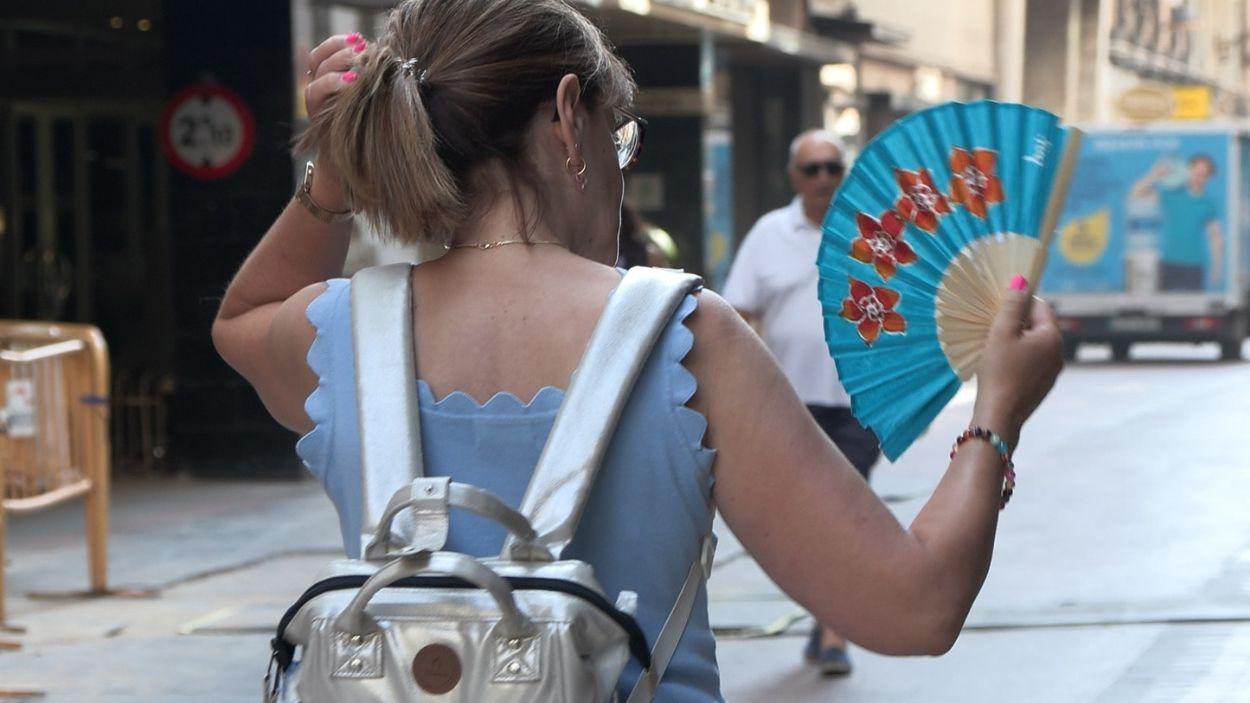 Mujer con abanico por las altas temperaturas en Zaragoza. EP.