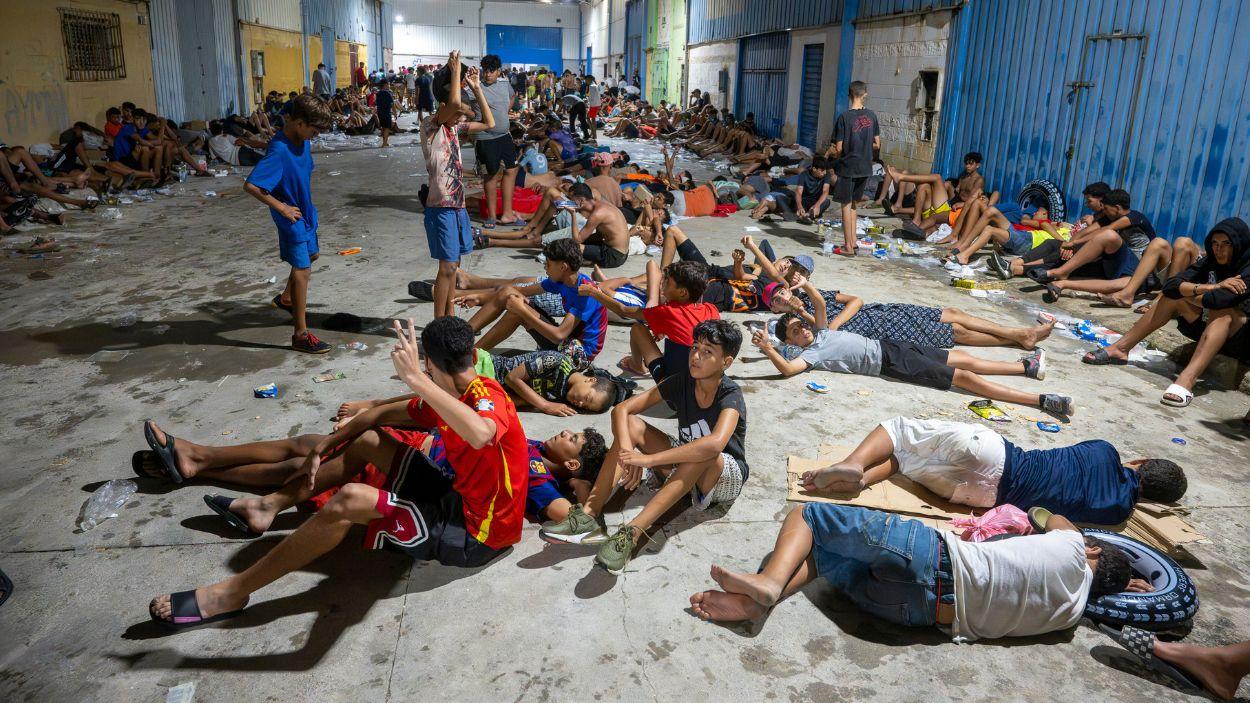 Decenas de migrantes que han pasado la frontera entre Ceuta y Marruecos pasan la noche en la calle. EP.