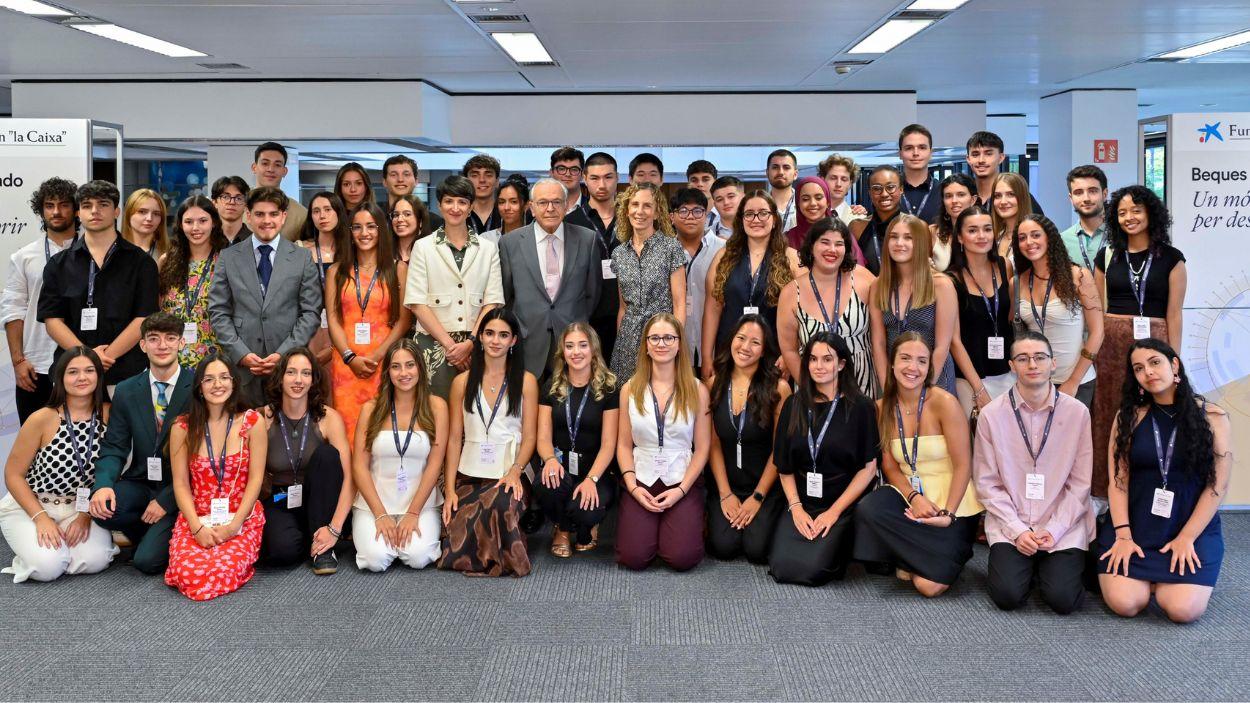 El presidente de la Fundación ”la Caixa”, Isidro Fainé, se ha reunido con los becados de grado de la convocatoria de 2024 © Fundación ”la Caixa”