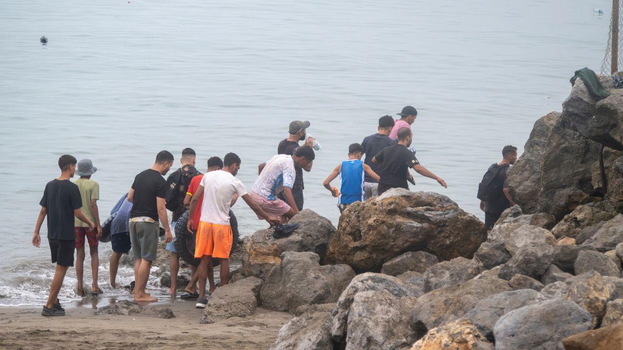 Decenas de personas siguen intentando cruzar la frontera, a 31 de julio de 2026, en Ceuta. EP.
