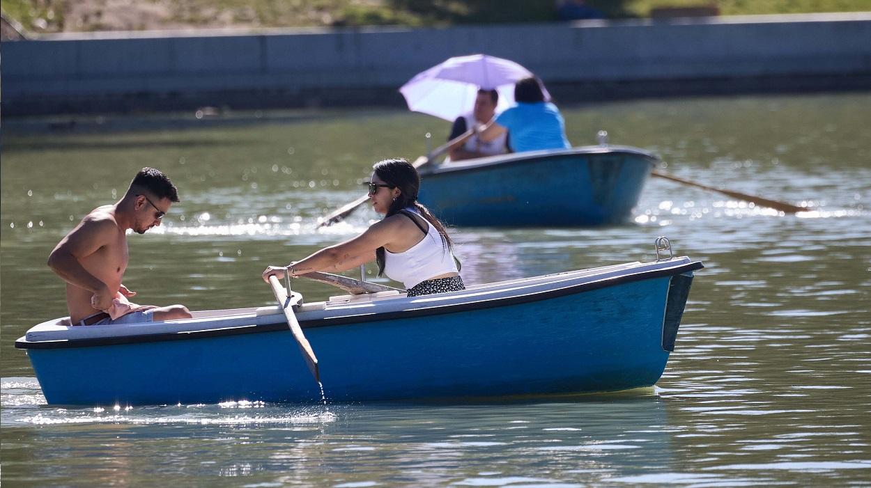 Dos personas en las barcas del madrileño parque de El Retiro. EP
