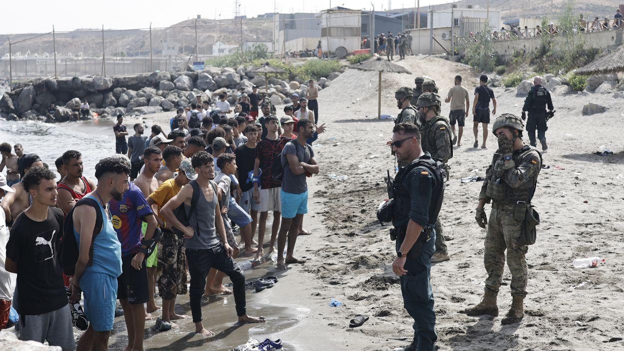 Decenas de personas intentando cruzar la frontera, a 31 de julio de 2026, en Ceuta. EP.