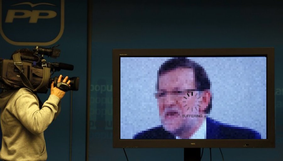 Montaje de Mariano Rajoy en el plasma de @Fumatron. 