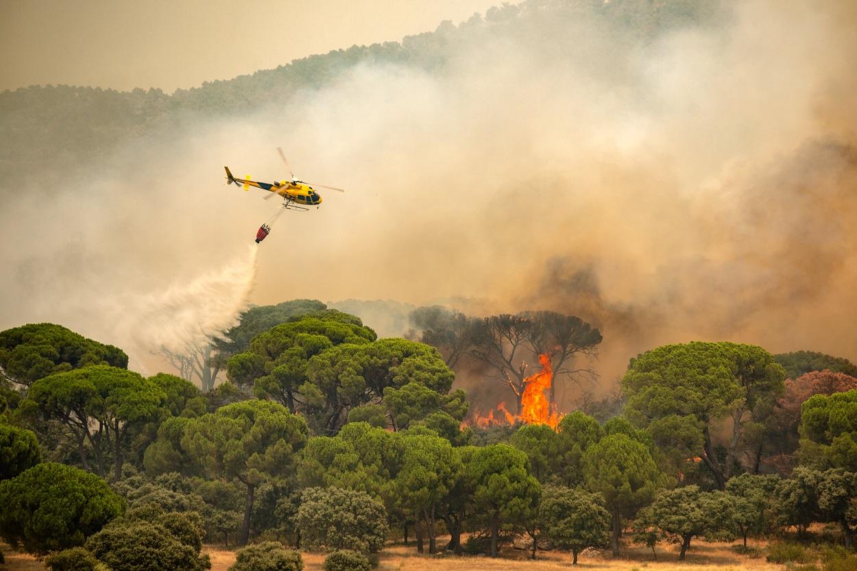 Medios aéreos extinguen el incendio forestal de Villa del Prado (Madrid). Tamara Rozas