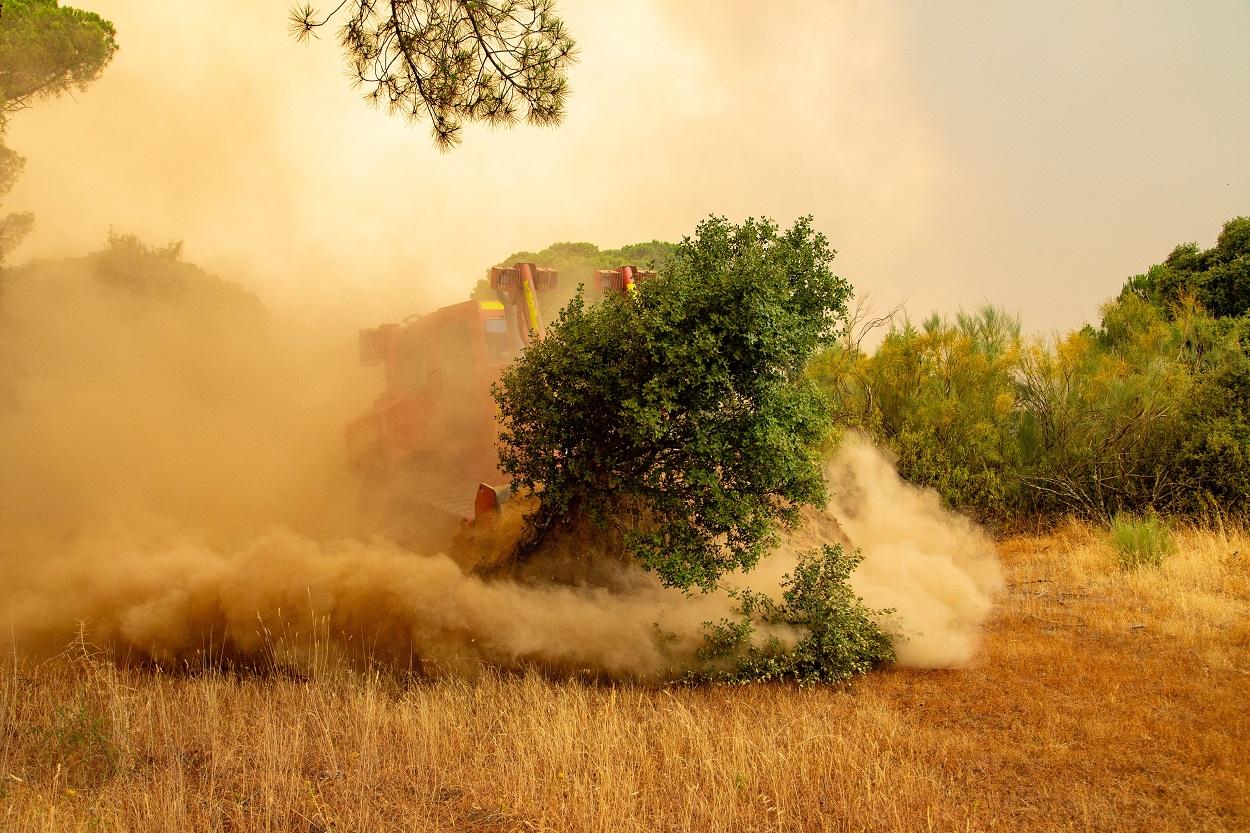 Bulldozer abre cortafuego limpiando la vegetación del lugar para facilitar el acceso a los equipos de emergencia a los Incendios de Pinar de Almorox (Toledo). Tamara Rozas