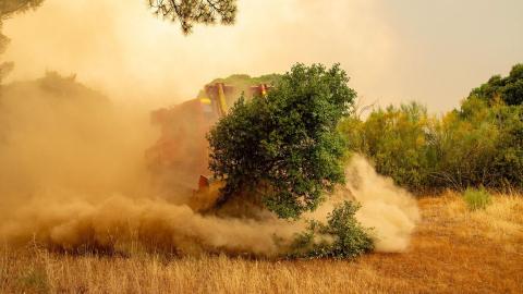 Bulldozer abre cortafuego limpiando la vegetación del lugar para facilitar el acceso a los equipos de emergencia a los Incendios de Pinar de Almorox (Toledo). Tamara Rozas