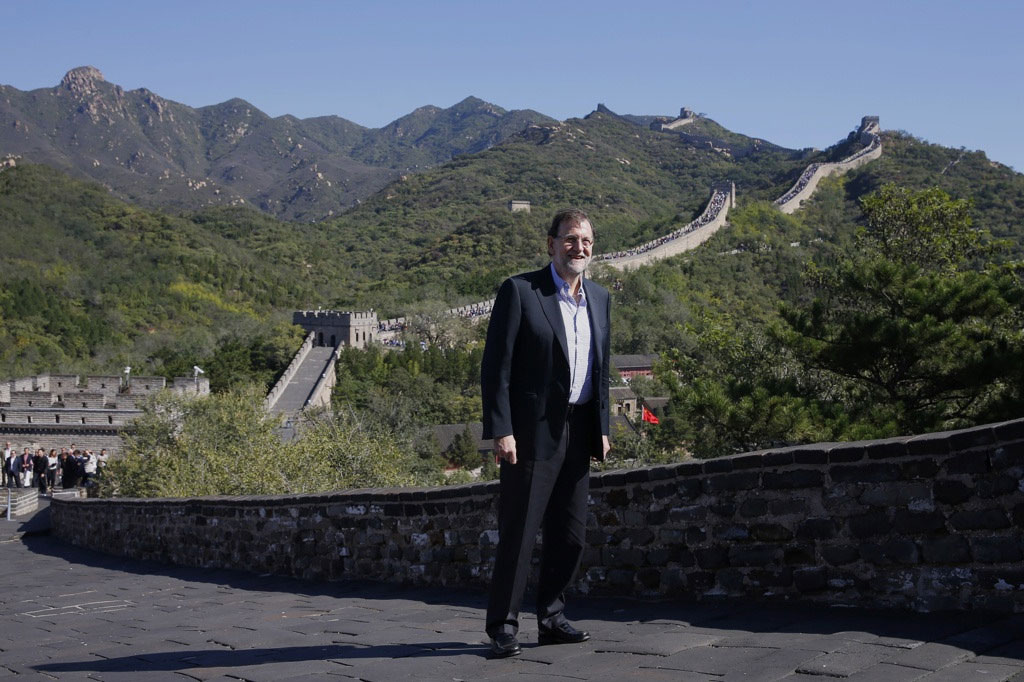 El presidente del Gobierno, Mariano Rajoy, durante su paseo por la Gran Muralla China