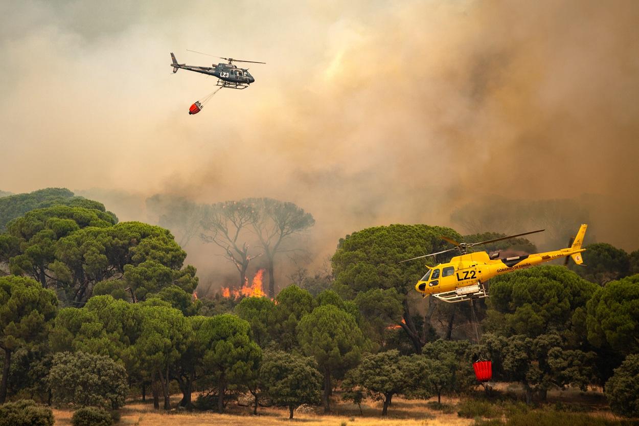 Medios aéreos extinguen el incendio forestal de Villa del Prado (Madrid). Tamara Rozas