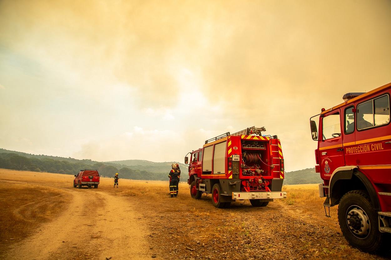 Camiones autobombas de protección civil de Torrijos llegan a los Incendios de Pinar de Almorox (Toledo). Tamara Rozas