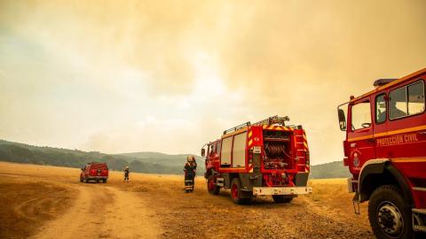 Camiones autobombas de protección civil de Torrijos llegan a los Incendios de Pinar de Almorox (Toledo). Tamara Rozas