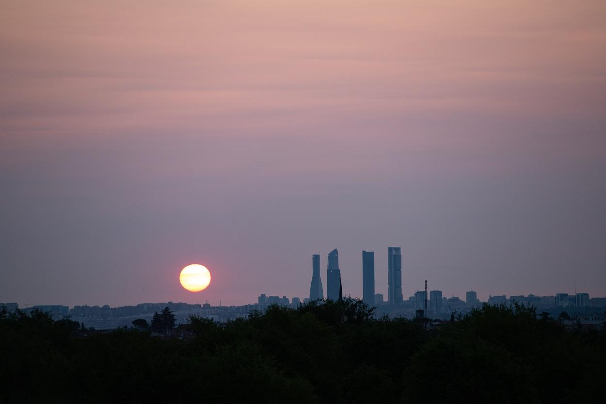 Skyline de las Cuatro Torres Business Area (CTBA) de Madrid con el sol contaminado por los incendios. Tamara Rozas