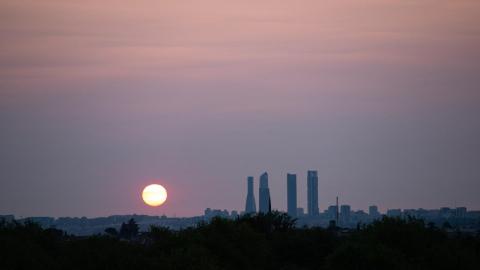 Skyline de las Cuatro Torres Business Area (CTBA) de Madrid con el sol contaminado por los incendios. Tamara Rozas