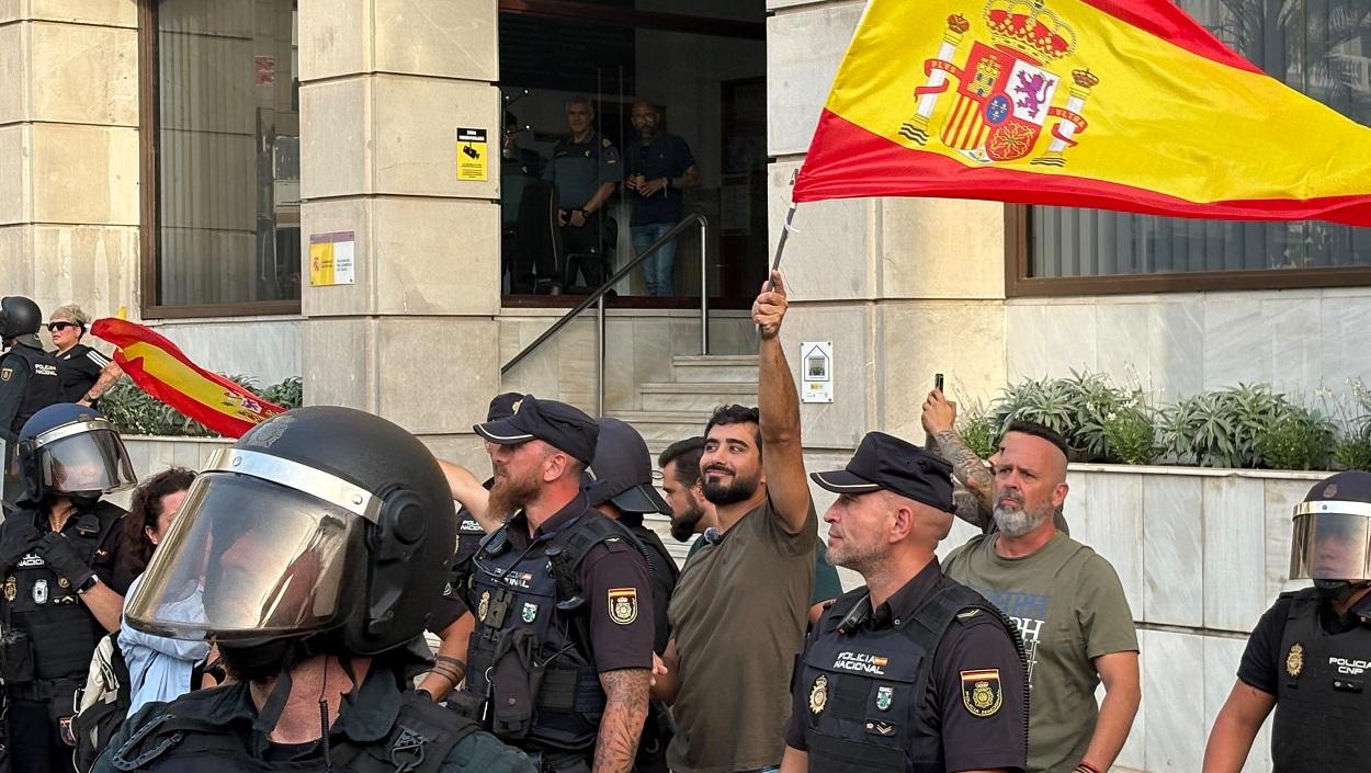 El eurodiputado de Se Acabó la Fiesta, Alvise Pérez, manifestándose en Ceuta. EP