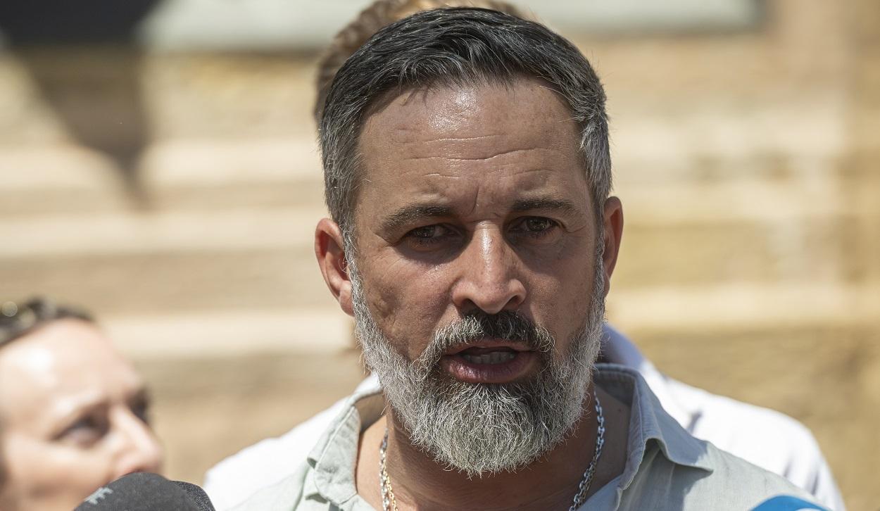 El presidente de Vox, Santiago Abascal, atendiendo a los medios de comunicación en Ceuta. EP