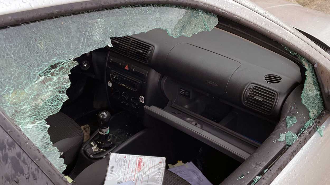 Ventanilla de coche rota por un robo. EP