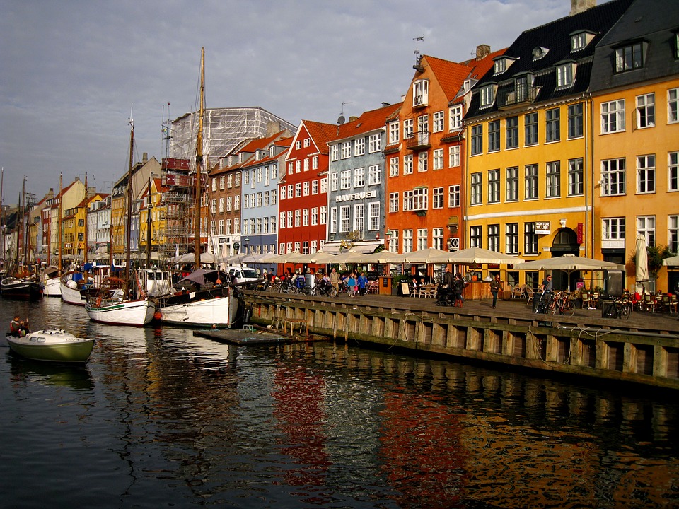 Nyhavn, una de las calles más bellas de Copenhage. f