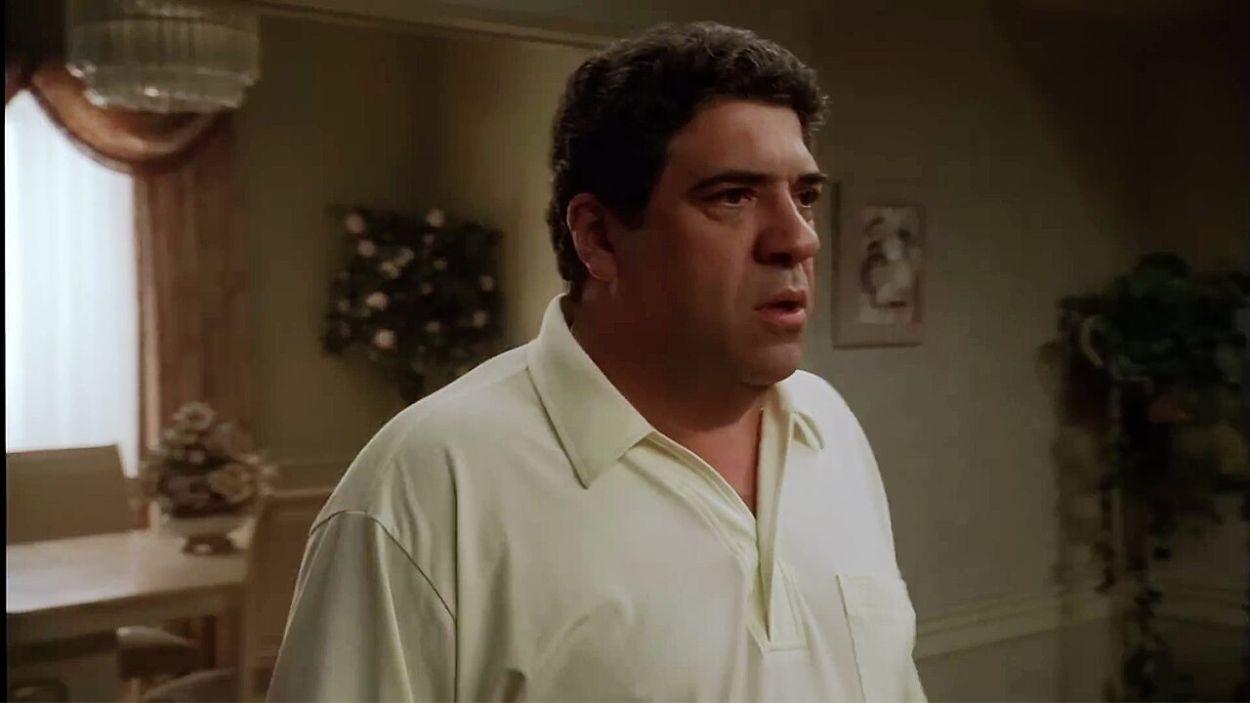 Vincent Pastore interpreta a Pussy en Los Soprano.