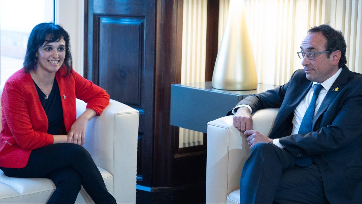 La diputada de Aliança Catalana, Sílvia Orriols y el presidente del Parlament de Catalunya y miembro de Junts, Josep Rull, durante una reunión de la ronda de consultas, en el Parlament, a 6 de agosto de 2024. David Zorrakino / EP