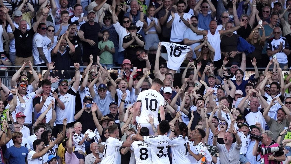 Afición del Fulham celebrando un gol| EP