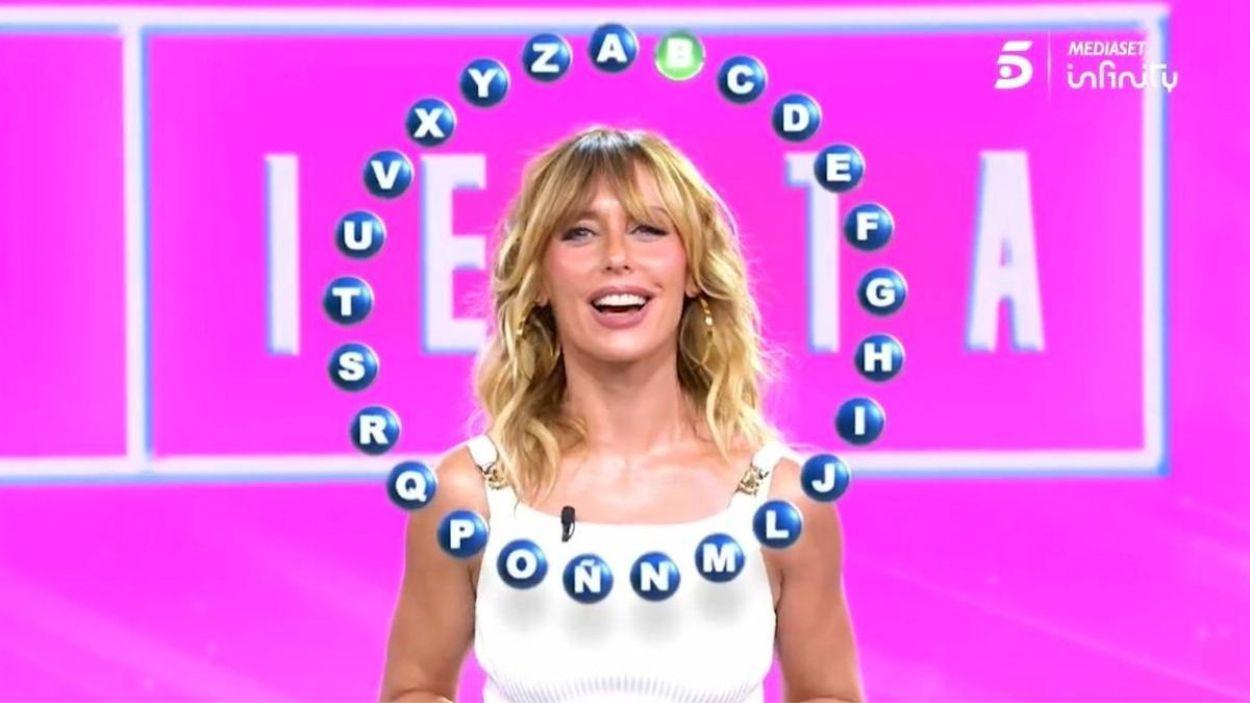 Emma García en una promo de 'Rueda la letra'. Mediaset