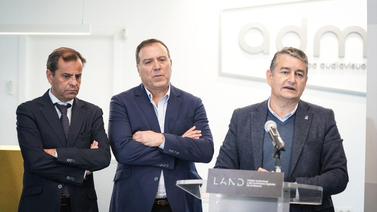 Director general de la RTVA, Juande Mellado, exceo de ADM, Gustavo Fuentes y vicepresidente y consejero de Presidencia, Sanidad y Emergencias, Antonio Sanz / EP