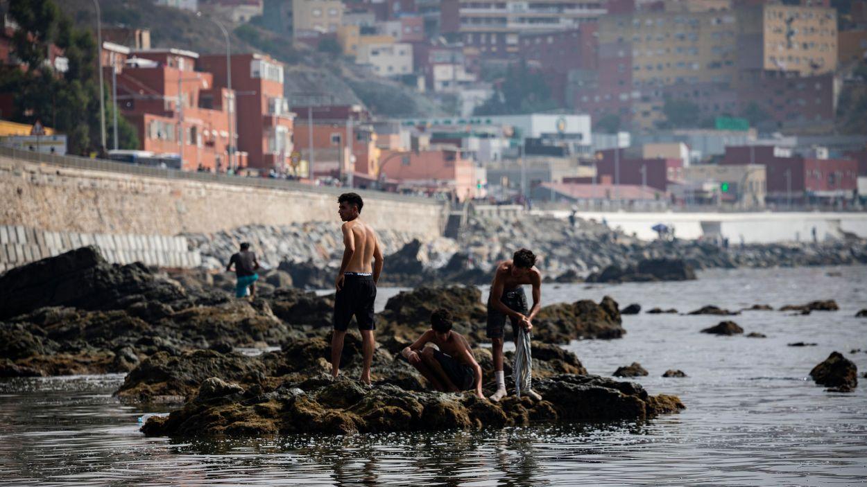 Migrantes magrebíes en la Playa del Tarajal en su paso a Ceuta. EP.