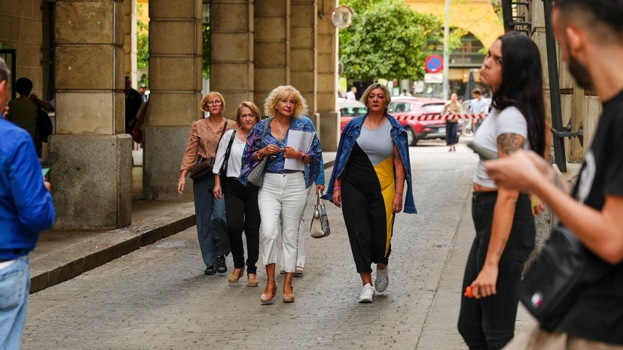 La presidente de la asociación de Mujeres con Cáncer de Mama de Sevilla (Amama), Ángela Claverol (c), registra en la Fiscalía una denuncia contra la Junta de Andalucía por irregularidades en el cribado del cáncer de mama / EP