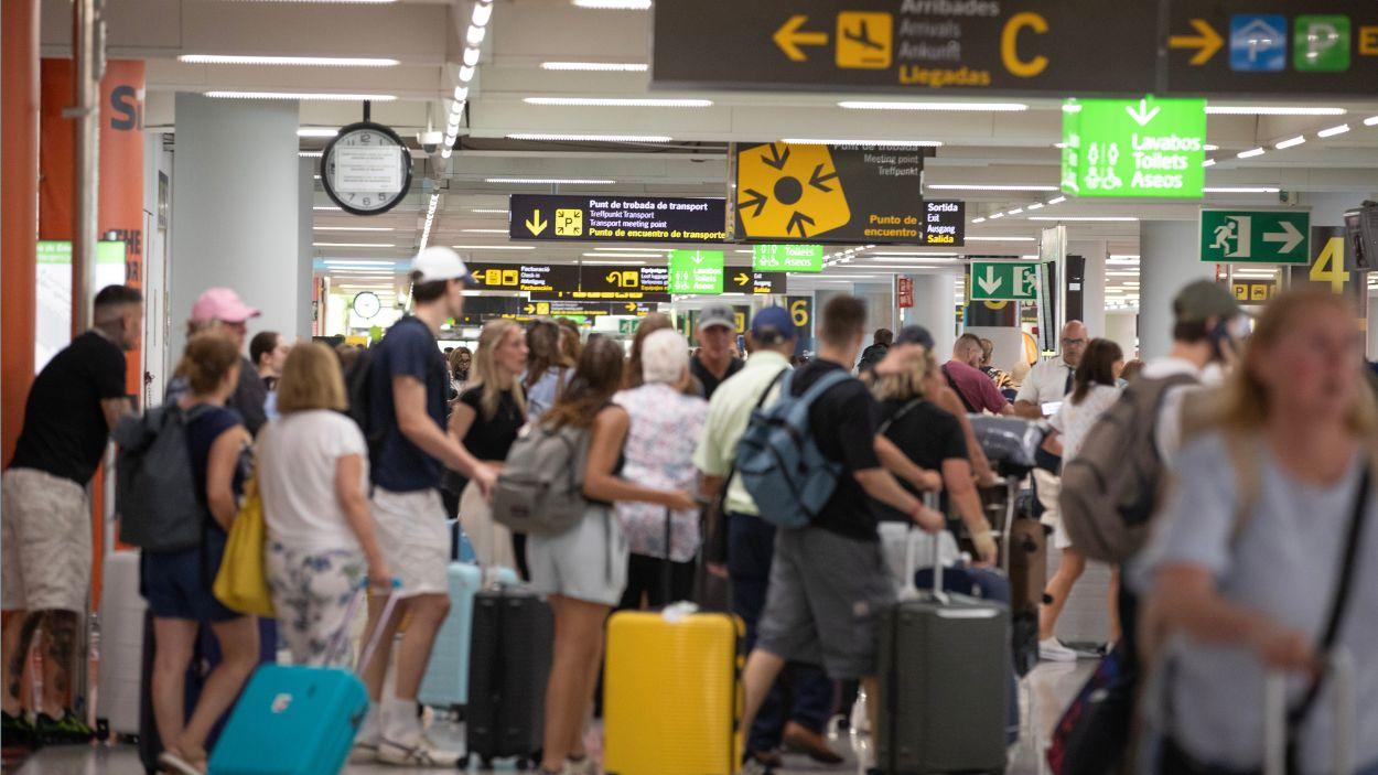 Pasajeros en las inmediaciones de embarque en el aeropuerto de Palma de Mallorca, España. Foto: Clara Margais/dpa. EP.