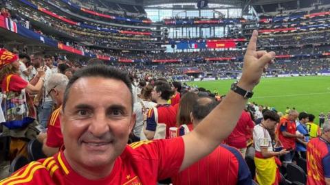 El alcalde de La Nucia y amigo de Pérez Llorca también viajo al Mundial de Fútbol de la mano de la Federación Española