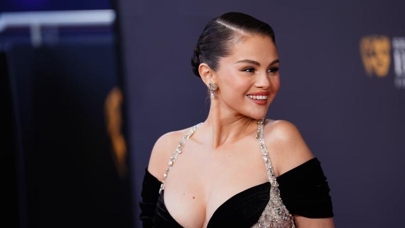 La actriz estadounidense Selena Gomez posa en la alfombra roja de la 78.ª edición de los Premios BAFTA, celebrada en el Royal Festival Hall de Londres. Foto: James Manning/PA Wire/dpa La actriz estadounidense Selena Gomez posa en la alfombra roja de la 78.ª edición de los Premios BAFTA, celebrada en el Royal Festival Hall de Londres. Foto: James Manning/PA Wire/dpa