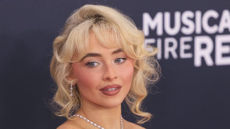 La cantante Sabrina Carpenter posa en la alfombra roja de la 67.ª edición de los Premios Grammy, celebrada en el Crypto.com Arena de Los Ángeles. Foto: Javier Rojas/PI vía ZUMA Press Wire/dpa La cantante Sabrina Carpenter posa en la alfombra roja de la 67.ª edición de los Premios Grammy, celebrada en el Crypto.com Arena de Los Ángeles. Foto: Javier Rojas/PI vía ZUMA Press Wire/dpa