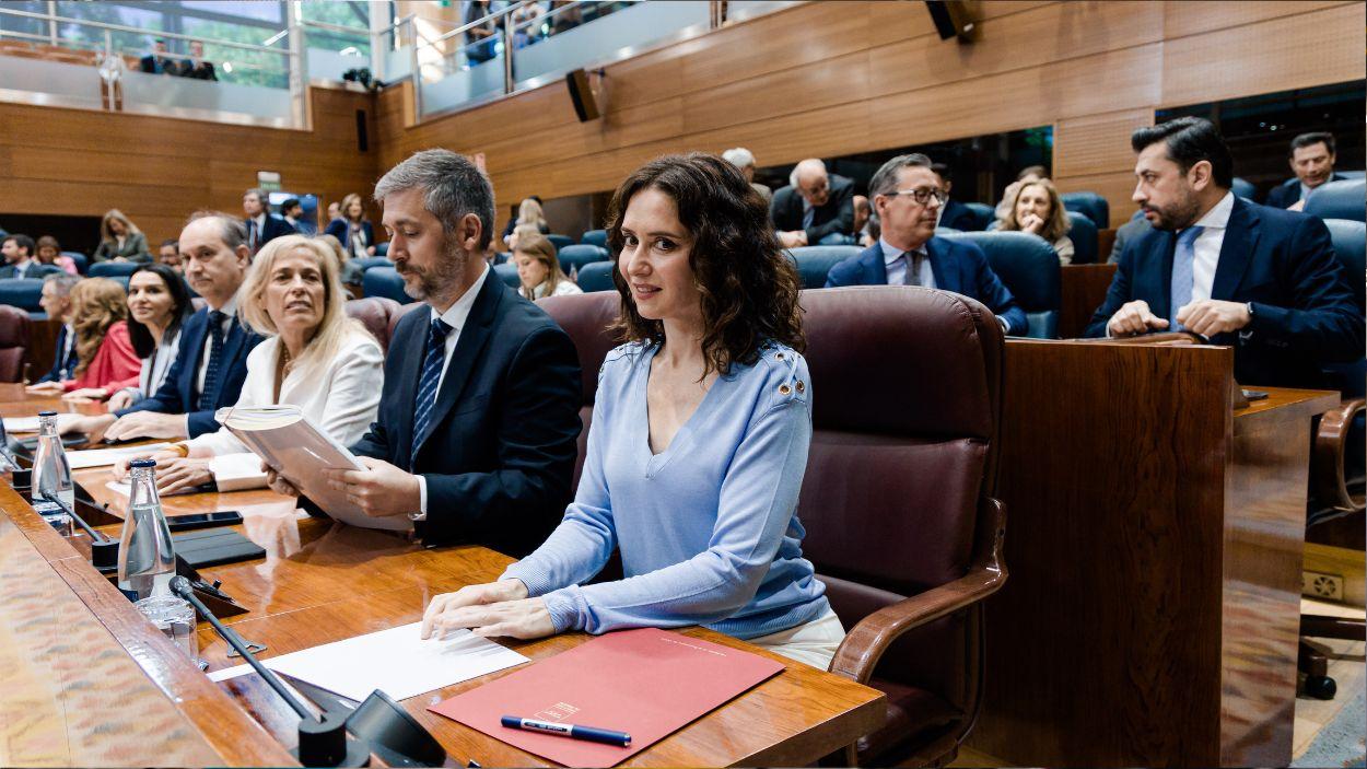 La presidenta de la Comunidad de Madrid, Isabel Díaz Ayuso, a su llegada a una sesión plenaria en la Asamblea de Madrid, a 14 de mayo de 2026, en Madrid (España). El coste del viaje de la presidenta madrileña a México y la falta de "seguridad" y "boicot" que denunció la dirigente regional y del que acusa al Ejecutivo nacional, así como a la propia presidenta mexicana, Claudia Sheinbaum, protagonizan el pleno este jueves. Además, de debaten varias iniciativas de la oposición sobre igualdad de género, apoyo a familias vulnerables y refuerzo de servicios públicos, frente a la defensa del modelo fiscal y sanitario del Gobierno regional.