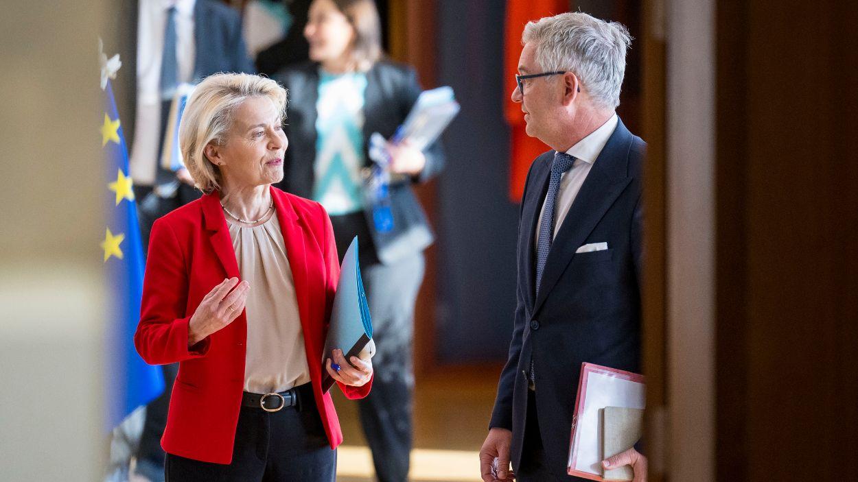 La presidenta de la Comisión Europea, Ursula Von der Leyen, y el comisario del Interior, Magnus Brunner, en Bruselas. EP.