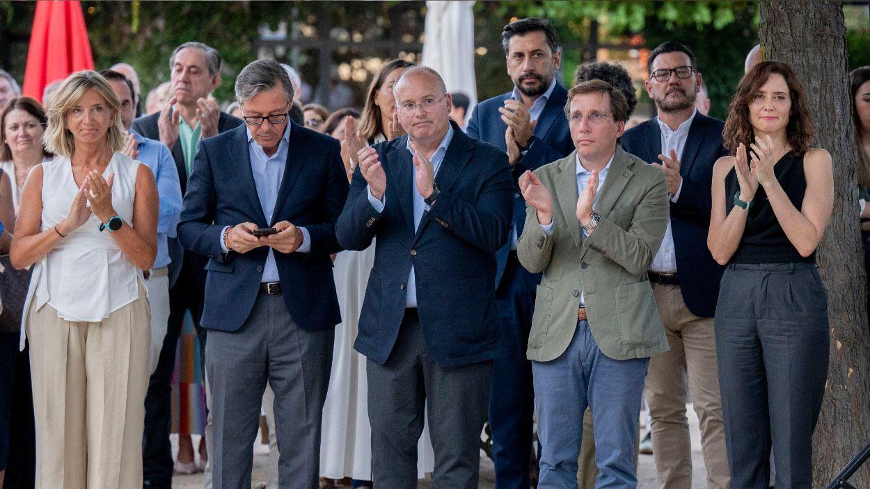 La senadora del PP Alicía García; el Secretario General del PP de Madrid, Alfonso Serrano; el secretario general del Partido Popular, Miguel Tellado; el alcalde de Madrid, José Luis Martínez-Almeida; y la presidenta de la Comunidad de Madrid, Isabel Díaz Ayuso; durante la celebración del acto institucional de recuerdo y homenaje al concejal del Partido Popular en Ermua, Miguel Ángel Blanco. EP.