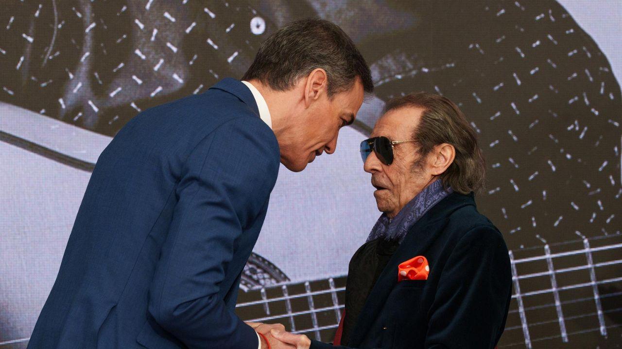 El presidente del Gobierno, Pedro Sánchez (i), entrega una condecoración al músico José Antonio Carmona Carmona 'Pepe Habichuela' (d), en el acto de homenaje al pueblo gitano en el Complejo de la Moncloa, a 21 de febrero de 2026, en Madrid