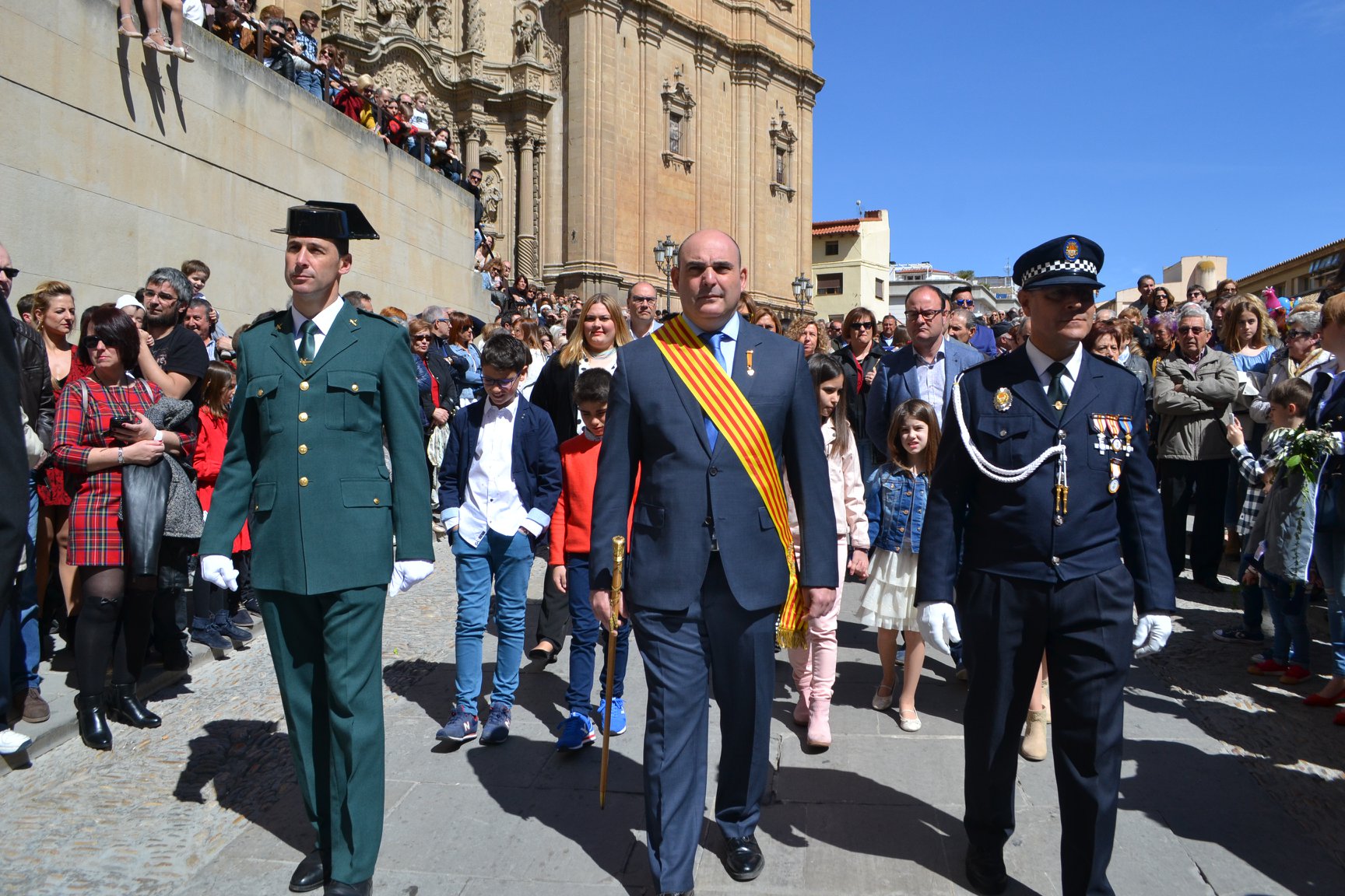 Juan Carlos Gracia Suso (centro, con la banda) desfilando por las calles de Alcañiz