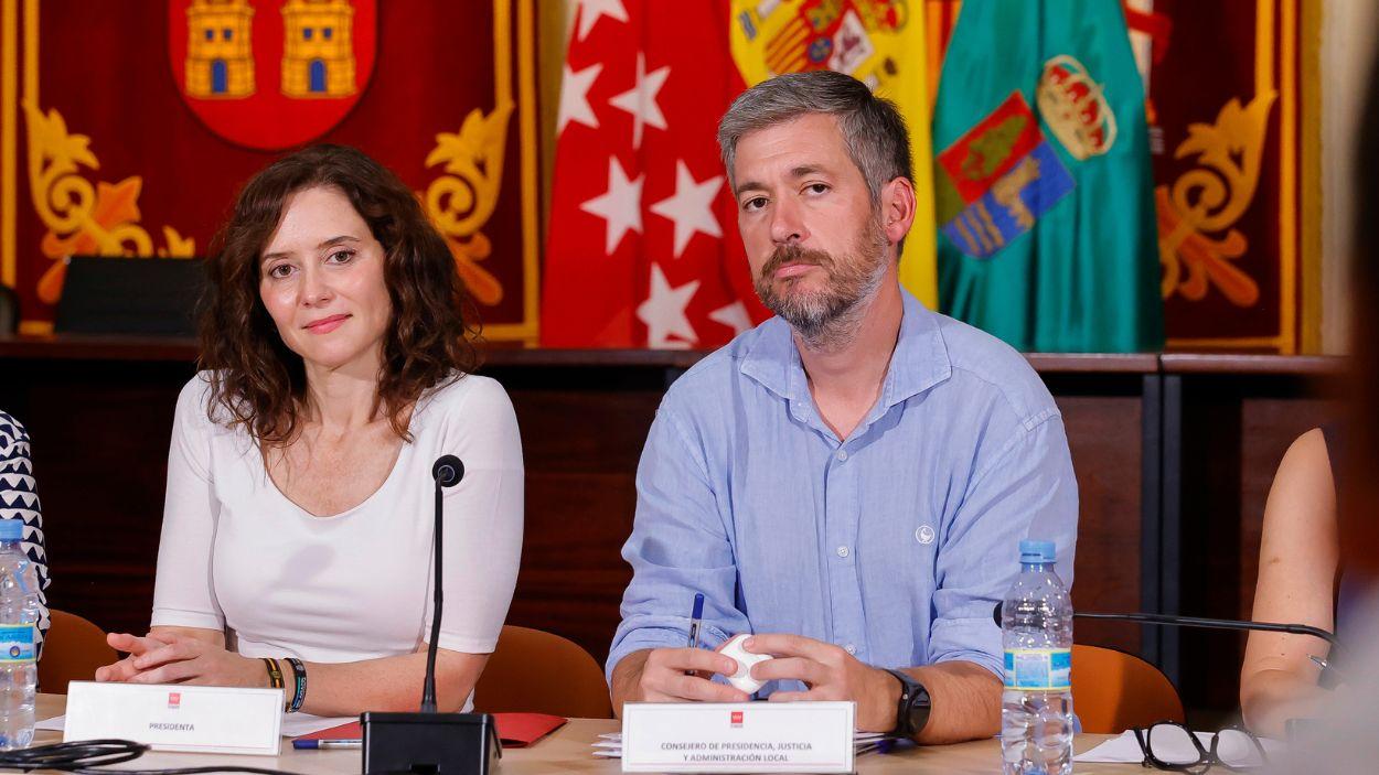 La presidenta de la Comunidad de Madrid, Isabel Díaz Ayuso, y el consejero de Presidencia, Miguel Ángel García Martín, en rueda de prensa desde la Sierra Oeste de la región. EP.