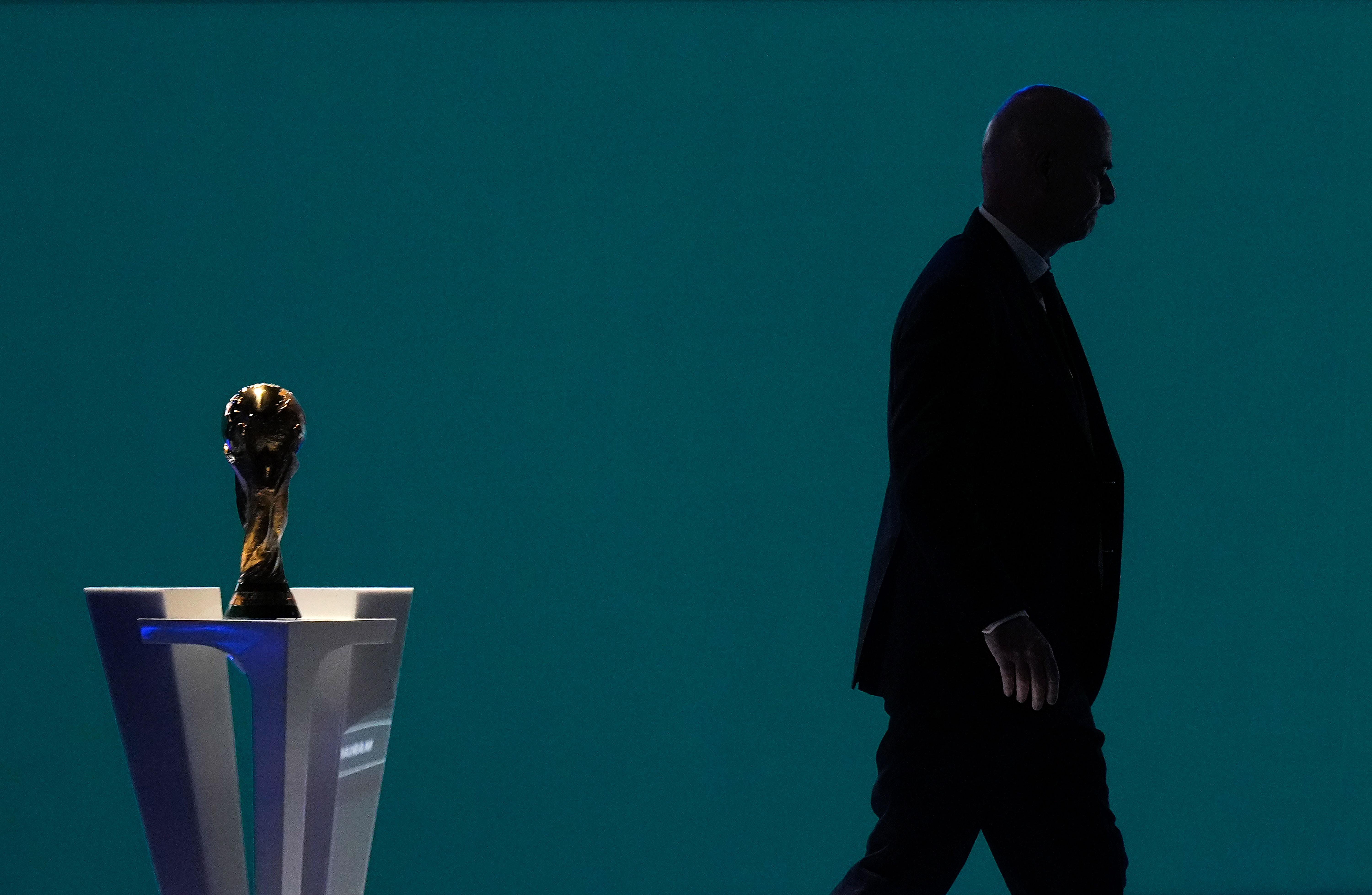El presidente de la FIFA, Gianni Infantino, aparece en silueta mientras pasa junto al trofeo de la Copa Mundial tras su discurso en el 76.º Congreso de la FIFA en Vancouver. Foto: Darryl Dyck/EP.