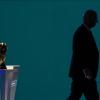 El presidente de la FIFA, Gianni Infantino, aparece en silueta mientras pasa junto al trofeo de la Copa Mundial tras su discurso en el 76.º Congreso de la FIFA en Vancouver. Foto: Darryl Dyck/EP.