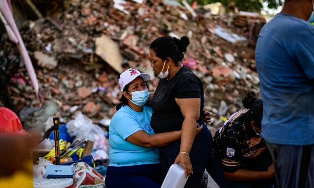 Dos mujeres se abrazan tras los terremotos en la Guaira. © Getty