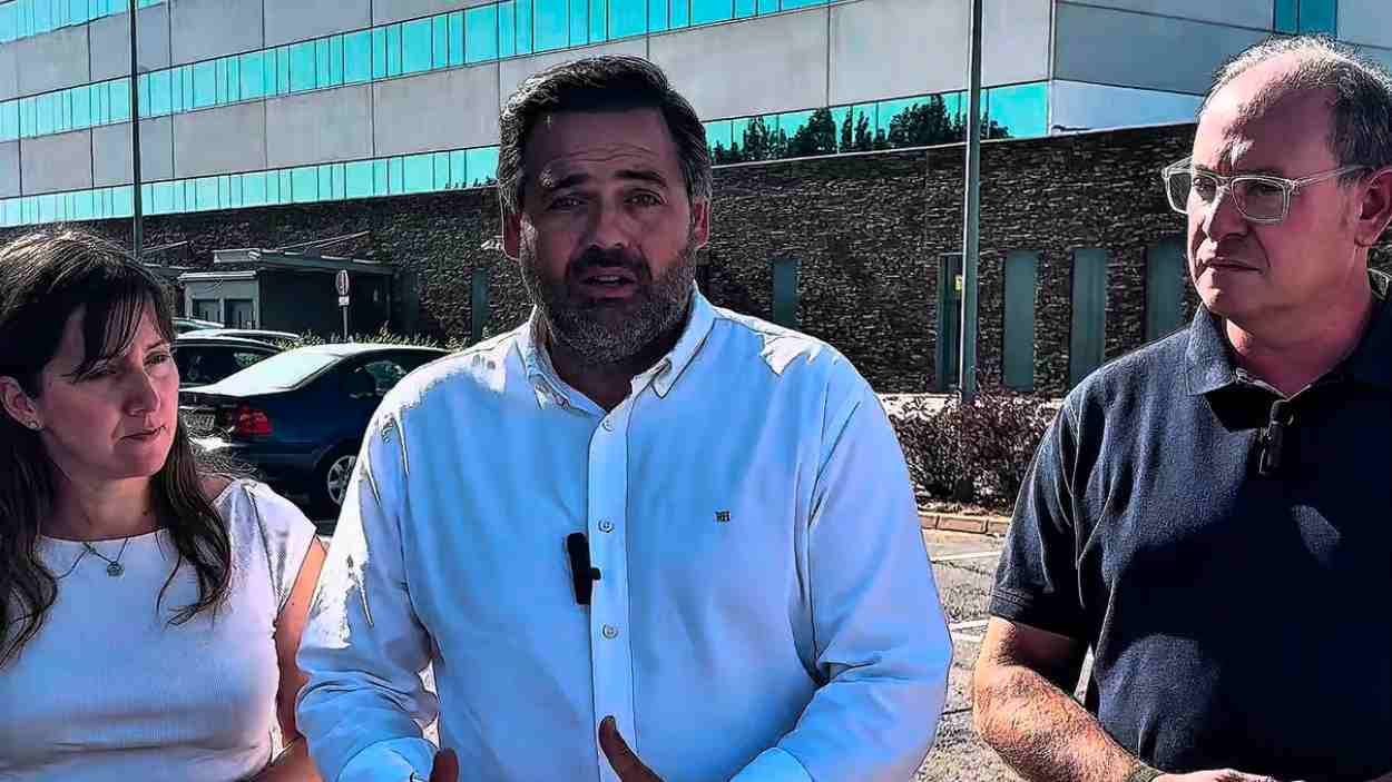 Paco Núñez junto al Hospital de Almansa que defendió privatizar durante la época de Cospedal y mientras él era alcalde de la localidad y presidente de la Diputación de Albacete. EP. 