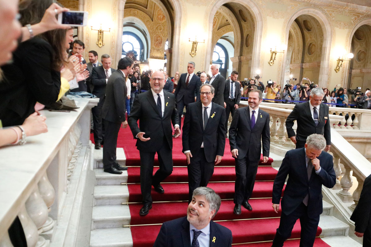 El recién elegido president de la Generalitat, Quim Torra, bajando las escaleras del Parlament