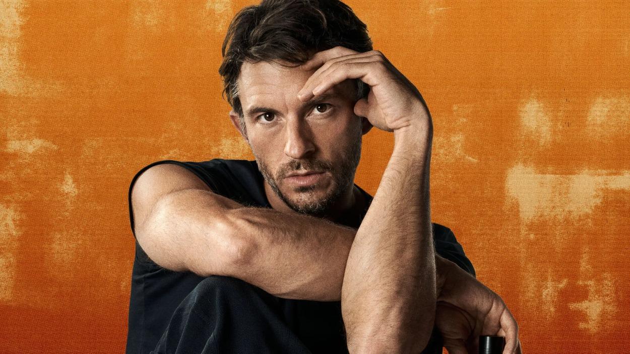 Jonathan Bailey en I WILL by Giorgio Armani 