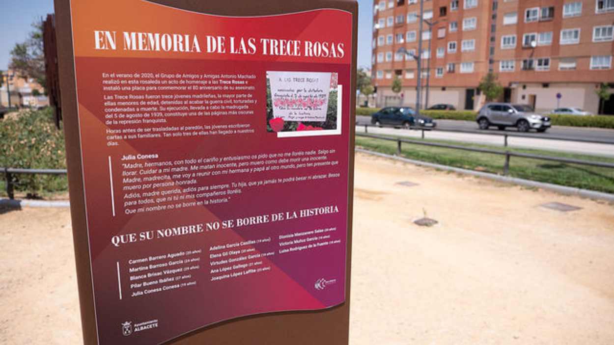 Imagen de archivo del monolito en memoria de las Trece Rosas antes de ser vandalizado. EP.