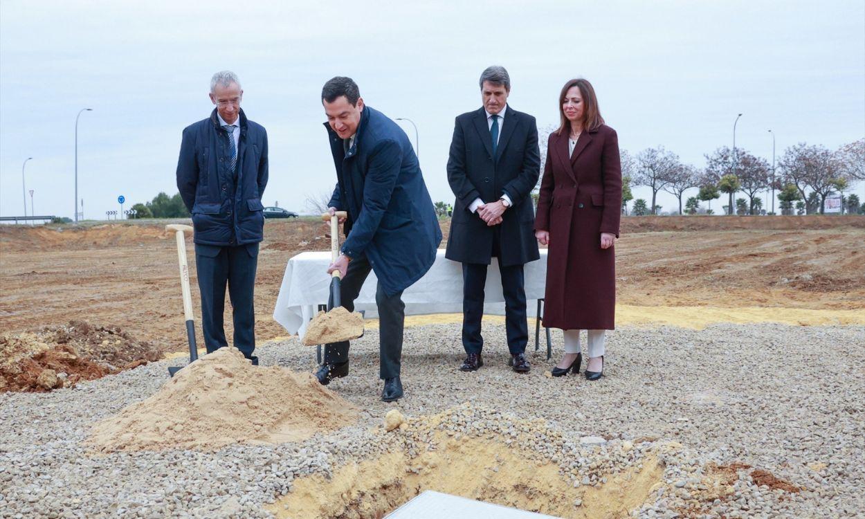 El presidente de la Junta de Andalucía, Juanma Moreno, coloca la primera piedra de una producción de viviendas / EP