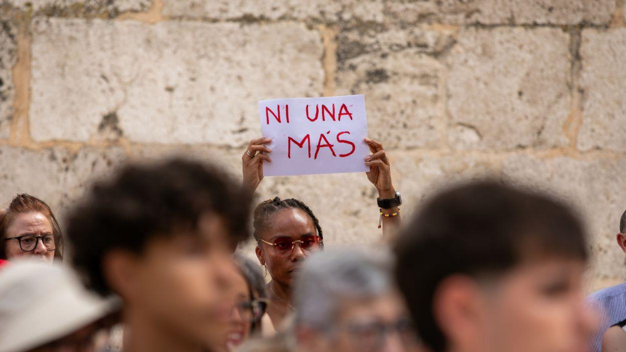 Una pancarta con el lema "Ni una más" durante un minuto de silencio por el asesinato machista en Alameda de la Sagra, a 22 de julio de 2026, en Alameda de la Sagra, Toledo, Castilla-La Mancha (España). EP.
