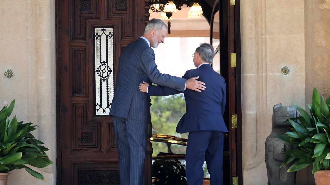 El Rey VI junto a Juan Jesús Vivas Lara, presidente de la Ciudad Autónoma de Ceuta, en el Palacio de Marivent, a 6 de agosto de 2026, en Palma de Mallorca. EP.