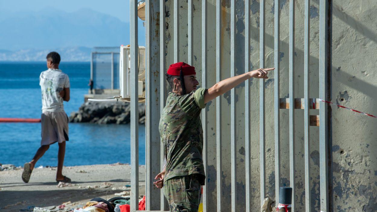 Los partidos marroquís desatan una lucha por la crisis migratoria de Ceuta a las puertas de las elecciones generales. EP.