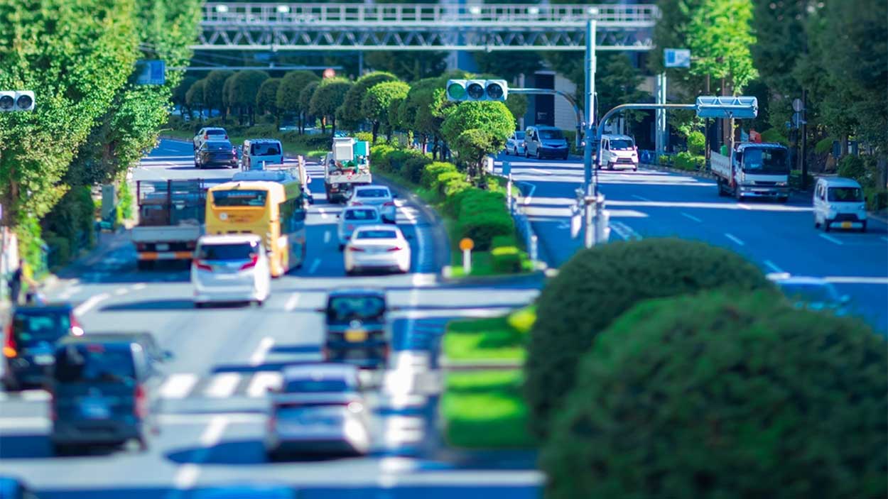 Coches circulan por una carretera de España (ANFAC)